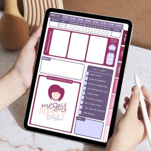 Könnte beinhalten: Eine weiße Keramik-Tasse mit schwarzem Henkel und dem Text "But first, coffee" in schwarzer, handschriftlicher Schrift. Die Tasse steht auf einer weißen Oberfläche.