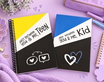 Puede incluir: Dos cuadernos de espiral con secciones en negro, blanco y color. El cuaderno izquierdo es amarillo y negro con el texto 'JUST BETWEEN YOU & ME, TEEN' e iconos de burbujas de diálogo. El cuaderno derecho es azul y negro con 'just between YOU & ME, Kid' e iconos de corazones.