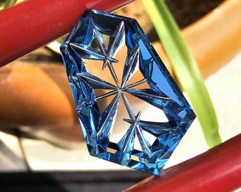Topazio blu svizzero intagliato a mano: pietra preziosa con taglio fantasy fantascientifico