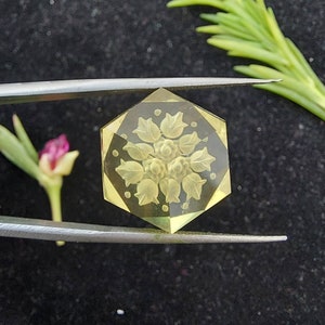 Colgante de cuarzo limón tallado a mano: piedra preciosa con corte floral de fantasía