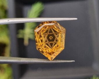 Naturalny cytryn w szlifie fantasy: 6,80 karatów, rzeźba w kształcie gwiazdy