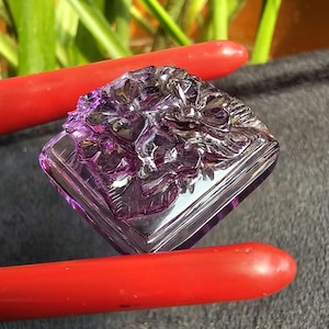 Niesamowity ręcznie rzeźbiony ametystowy szlif fantasy do wisiorka. Rzeźba ametystowa. Waga 58 karatów. Rozmiar 25 x 13 mm w przybliżeniu