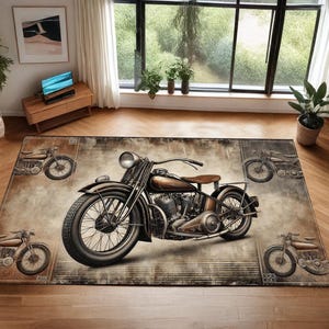Op de afbeelding: Een vintage-stijl tapijt met een zwart en chroom motorfiets met een bruine leren stoel. Het tapijt heeft een verweerde, verbleekte uitstraling en bevat kleinere motorfietsafbeeldingen in de hoeken.