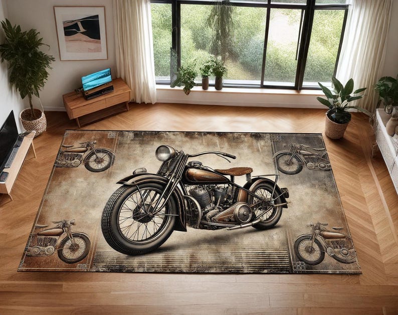 Op de afbeelding: Een vintage-stijl tapijt met een zwart en chroom motorfiets met een bruine leren stoel. Het tapijt heeft een verweerde, verbleekte uitstraling en bevat kleinere motorfietsafbeeldingen in de hoeken.