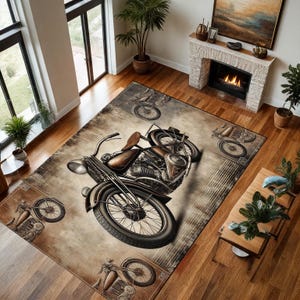 Op de afbeelding: Een vintage-stijl tapijt met een zwarte en chromen motorfiets met een bruine leren stoel. Het tapijt heeft een verweerde, verbleekte uitstraling met een bruin en beige kleurenschema. De motorfiets is het middelpunt van het tapijt, met kleinere motorfietsen op de achtergrond.