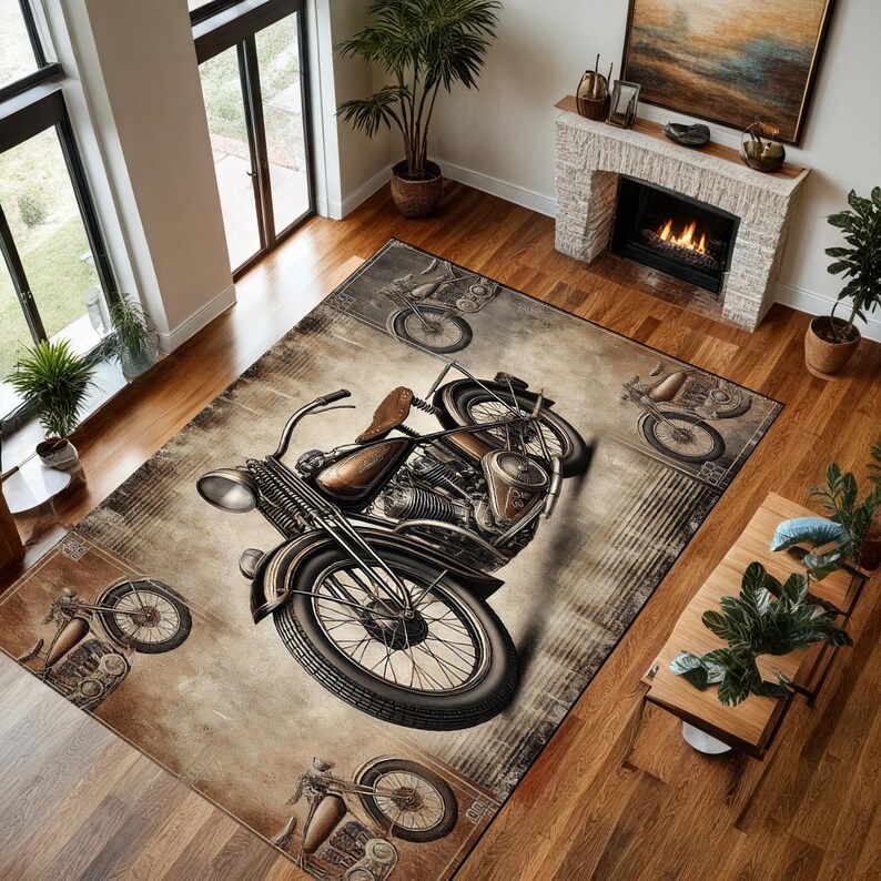 Op de afbeelding: Een vintage-stijl tapijt met een zwarte en chromen motorfiets met een bruine leren stoel. Het tapijt heeft een verweerde, verbleekte uitstraling met een bruin en beige kleurenschema. De motorfiets is het middelpunt van het tapijt, met kleinere motorfietsen op de achtergrond.