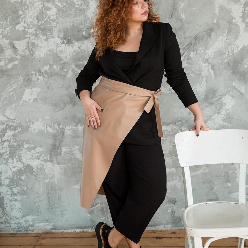 High-waisted skirt with a wide belt detail, combining elegance and functionality, perfect for casual or formal looks.