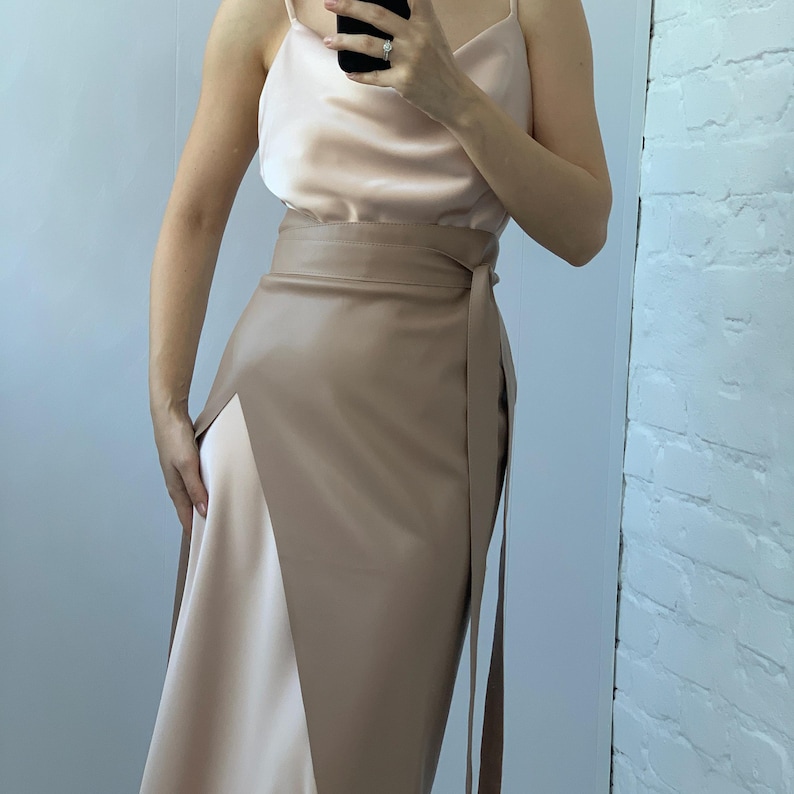 High-waisted skirt with a wide belt detail, combining elegance and functionality, perfect for casual or formal looks.