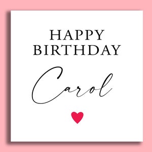 Pode incluir: Um cart&atilde;o branco com a frase "HAPPY BIRTHDAY Carol" em escrita preta e um pequeno cora&ccedil;&atilde;o vermelho. O cart&atilde;o est&aacute; sobre um fundo rosa claro.