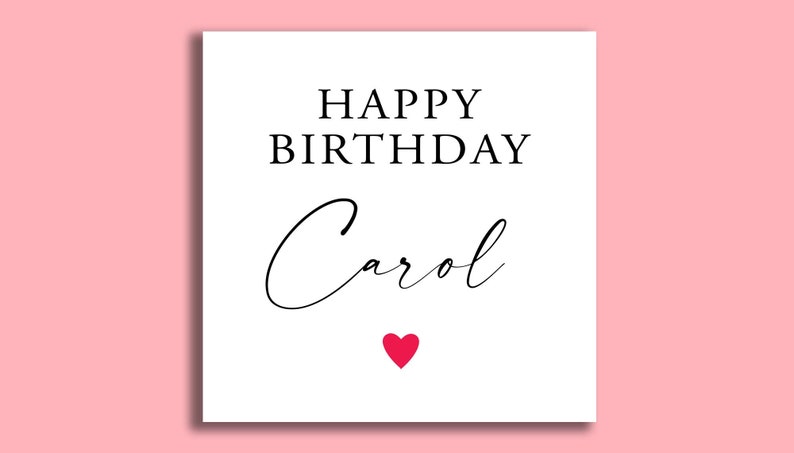 Pode incluir: Um cart&atilde;o branco com a frase "HAPPY BIRTHDAY Carol" em escrita preta e um pequeno cora&ccedil;&atilde;o vermelho. O cart&atilde;o est&aacute; sobre um fundo rosa claro.