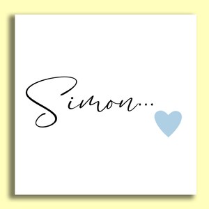 Pu&ograve; includere: Un biglietto bianco con il nome "Simon..." scritto in corsivo nero e un cuore azzurro.