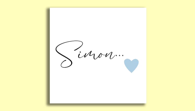Pu&ograve; includere: Un biglietto bianco con il nome "Simon..." scritto in corsivo nero e un cuore azzurro.