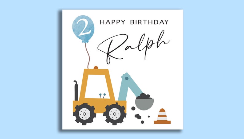 K&ouml;nnte beinhalten: Ein gelbes Spielzeug-Baufahrzeug mit einer blauen Schaufel, einem blauen Ballon mit der Zahl 2 und dem Text "Happy Birthday Ralph".