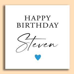 Pode incluir: Um cart&atilde;o de anivers&aacute;rio branco com as palavras "HAPPY BIRTHDAY Steven" em escrita preta e um cora&ccedil;&atilde;o azul. O cart&atilde;o tem um design simples e elegante, perfeito para uma celebra&ccedil;&atilde;o de anivers&aacute;rio.
