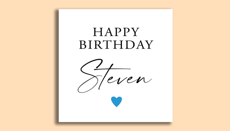 Pode incluir: Um cart&atilde;o de anivers&aacute;rio branco com as palavras "HAPPY BIRTHDAY Steven" em escrita preta e um cora&ccedil;&atilde;o azul. O cart&atilde;o tem um design simples e elegante, perfeito para uma celebra&ccedil;&atilde;o de anivers&aacute;rio.