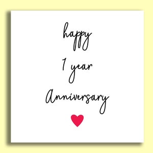 Op de afbeelding: Een witte vierkante kaart met de woorden "happy 1 year Anniversary" in zwart script. Onderaan staat een klein rood hart. De kaart staat op een lichtgele achtergrond.
