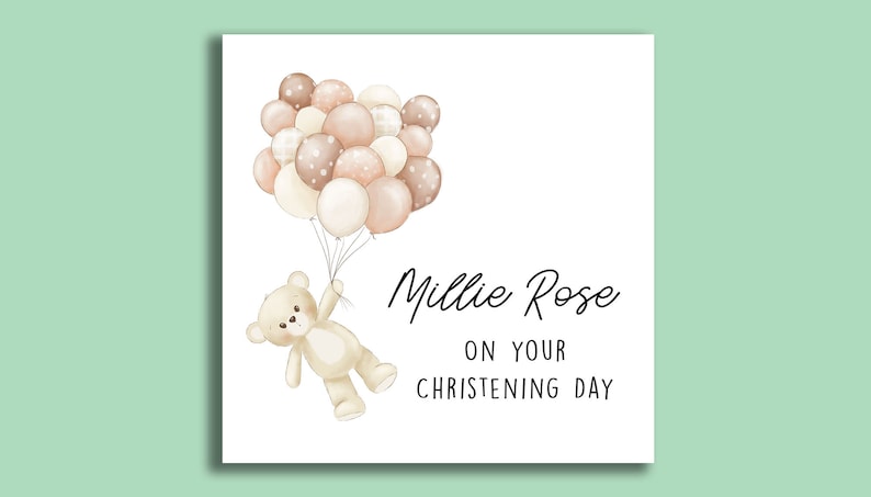 K&ouml;nnte beinhalten: Eine wei&szlig;e Karte mit einem Teddyb&auml;r, der braune und cremefarbene Ballons h&auml;lt. Die Karte lautet "Millie Rose zu deinem Tauftag".