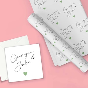 Pu&ograve; includere: Carta da regalo bianca, un biglietto e una busta con i nomi "Georgia & Jake" in corsivo nero, insieme ad accenti a forma di cuore verde. La carta da regalo &egrave; arrotolata e piatta, con lo stesso motivo. Il biglietto &egrave; quadrato.
