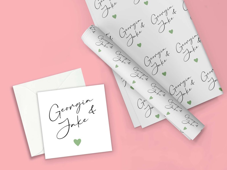 Pu&ograve; includere: Carta da regalo bianca, un biglietto e una busta con i nomi "Georgia & Jake" in corsivo nero, insieme ad accenti a forma di cuore verde. La carta da regalo &egrave; arrotolata e piatta, con lo stesso motivo. Il biglietto &egrave; quadrato.