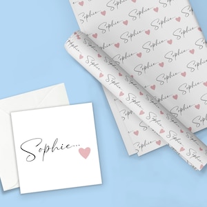 Pu&ograve; includere: Carta da regalo bianca con un motivo ripetuto del nome "Sophie" in corsivo e cuori rosa. Un biglietto bianco con lo stesso nome e un cuore rosa &egrave; incluso.