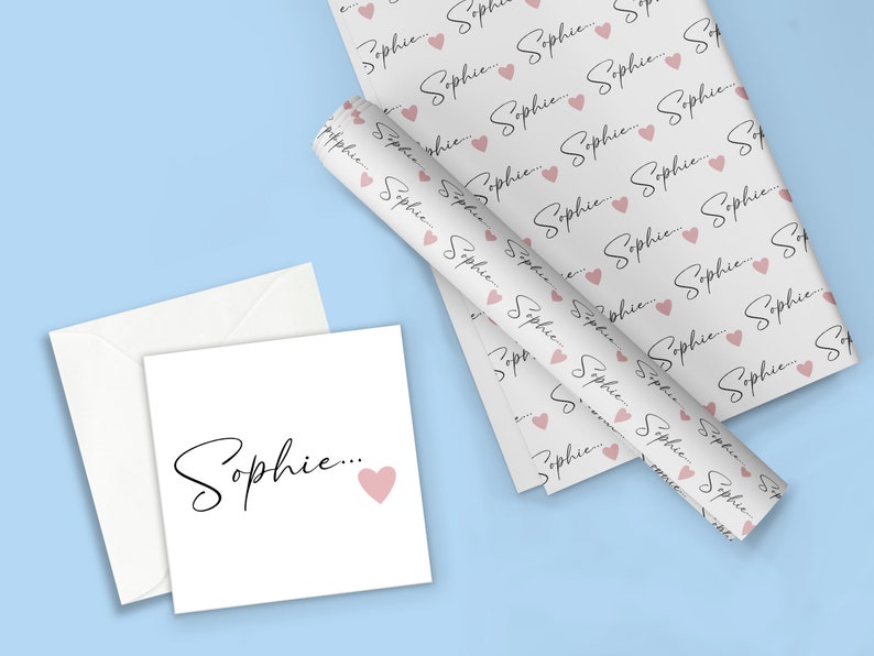 Pu&ograve; includere: Carta da regalo bianca con un motivo ripetuto del nome "Sophie" in corsivo e cuori rosa. Un biglietto bianco con lo stesso nome e un cuore rosa &egrave; incluso.