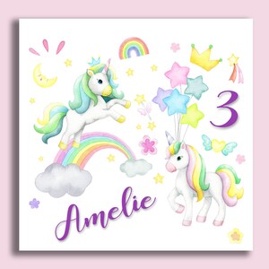 Op de afbeelding: Een aquarel-illustratie van twee eenhoorns met regenboogmanen en -staarten. Een eenhoorn springt over een regenboog, de andere houdt ballonnen vast. De illustratie bevat de naam "Amelie" en het getal "3".