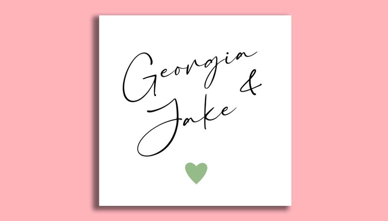 Pu&ograve; includere: Un biglietto quadrato bianco con i nomi "Georgia & Jake" in elegante scrittura nera. Un piccolo cuore verde &egrave; centrato sotto i nomi. Lo sfondo &egrave; rosa tenue.