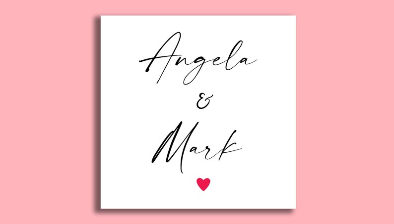 K&ouml;nnte beinhalten: Eine wei&szlig;e Karte mit schwarzer Kalligraphie, auf der "Angela & Mark" steht, darunter ein kleines rotes Herz.