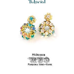 Puede incluir: Dos pendientes de cuentas con un diseño floral. Los pendientes presentan una mezcla de cuentas coloridas, incluyendo cristales azules, verdes, amarillos y transparentes. La palabra "Tutorial" está escrita en guión turquesa en la parte superior de la imagen. El nombre del diseñador también es visible.