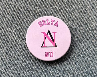 Insignia inspirada en el musical Legalmente Rubia - Delta Nu