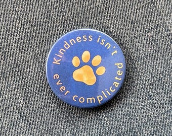 Insignia inspirada en el musical Paddington: la amabilidad nunca es complicada.