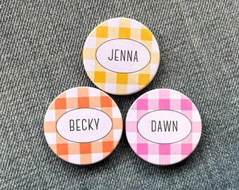 Insignia inspirada en el musical Waitress: insignias con los nombres de Jenna, Becky o Dawn.