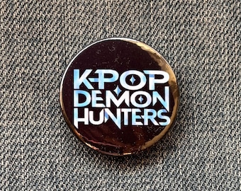 Insignia inspirada en Demon Hunters del K-POP