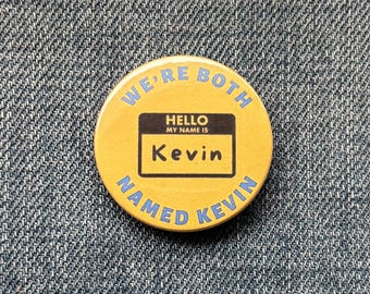 Insignia inspirada en el musical Come From Away: ambos nos llamamos Kevin.