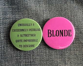 Insignia inspirada en el musical Wicked - imposible de describir/rubia