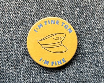 Insignia inspirada en el musical Come From Away: Estoy bien, Tom. Estoy bien.