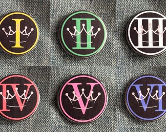 Insignia inspirada en Six the Musical: I, II, III, etc.