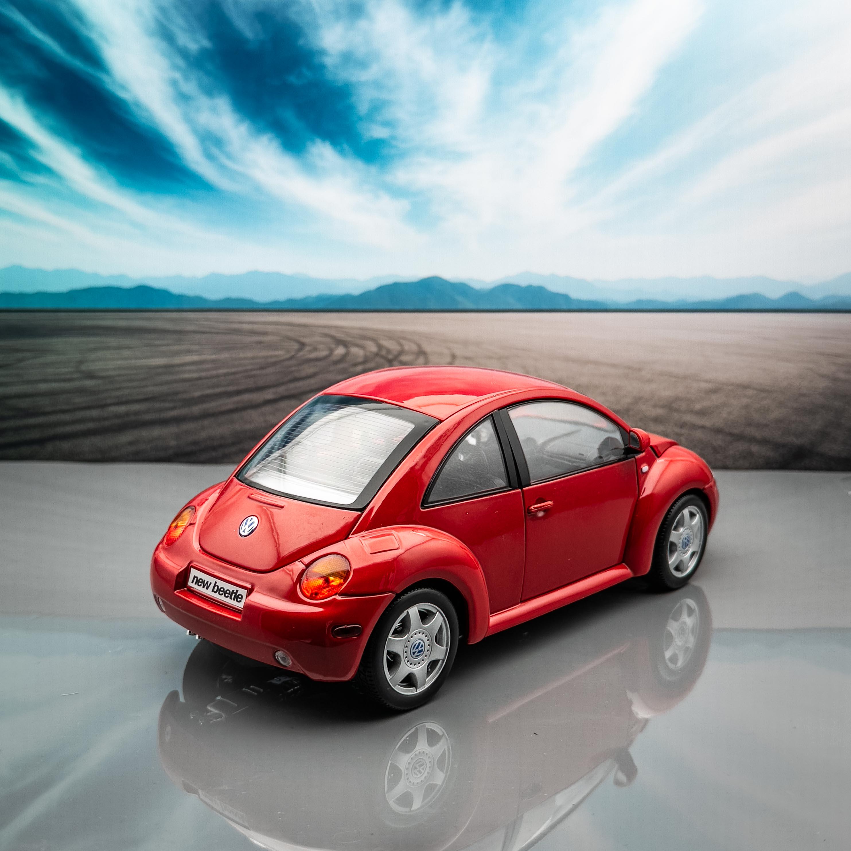 1998 Volkswagen New Beetle Vintage Diecast Model Car | 1:18 Scale