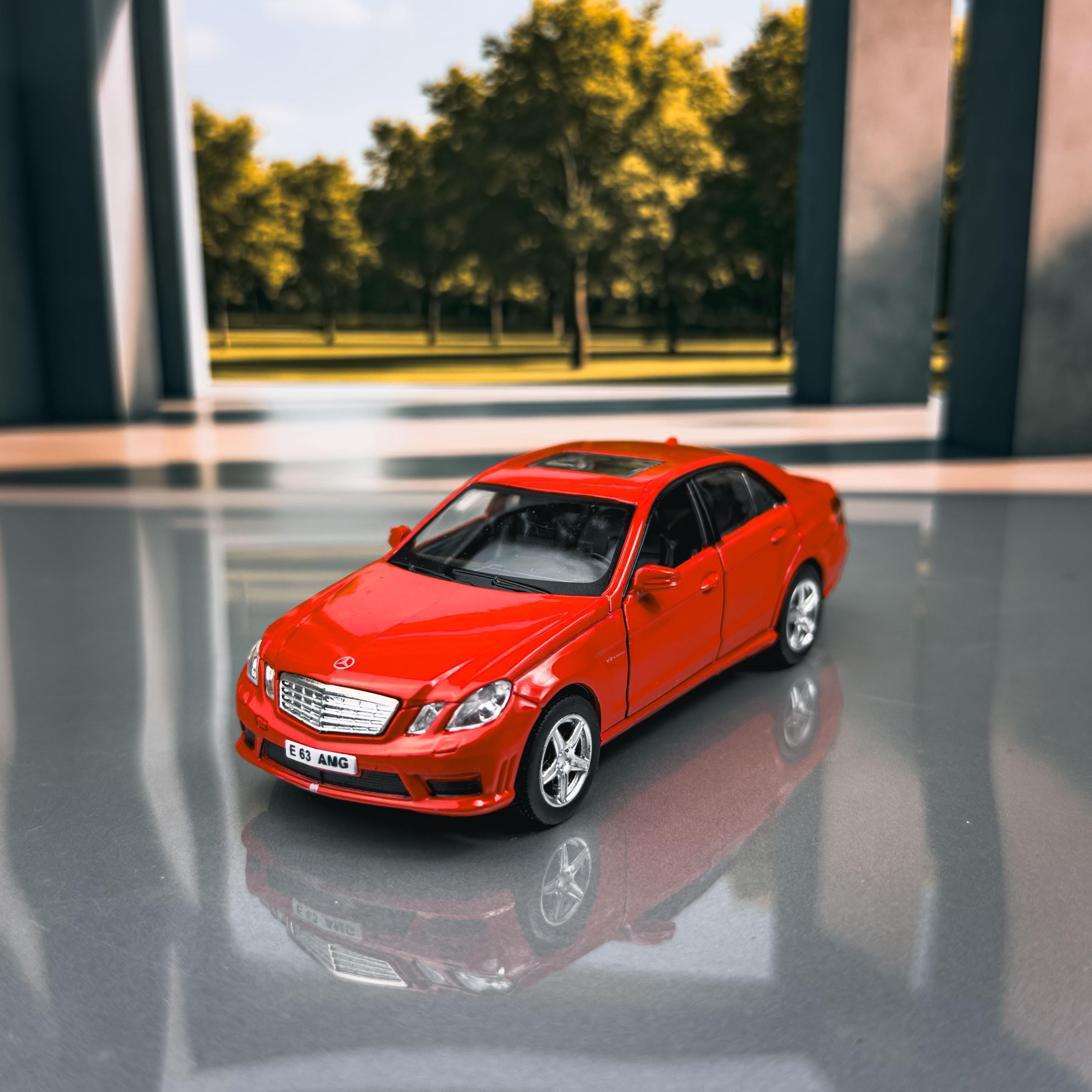 Mercedes Benz E Klasse Modellauto – Detailgetreue Die-Cast-Miniatur Im Maßstab 1:34-1:39 (rot)