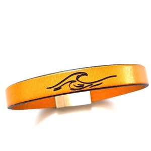 Personalisiertes Lederarmband mit Welle: Gravur Surf Schmuck Geschenk