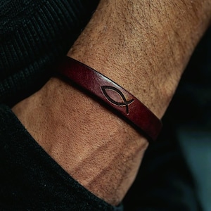 Personalisiertes christliches Lederarmband: Gravierter Fisch, religiöser Schmuck