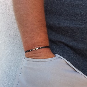 Kleine zilveren kruisarmband: verstelbare leren christelijke sieraden