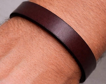 Bracciale da uomo in pelle di grandi dimensioni, personalizzabile con messaggio nascosto inciso su misura.