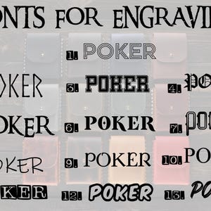 Puede incluir: Una colecci&oacute;n de 15 fuentes diferentes para grabar, mostradas en peque&ntilde;as bolsas de cuero. Cada bolsa tiene la palabra "POKER" grabada en un estilo de fuente diferente.