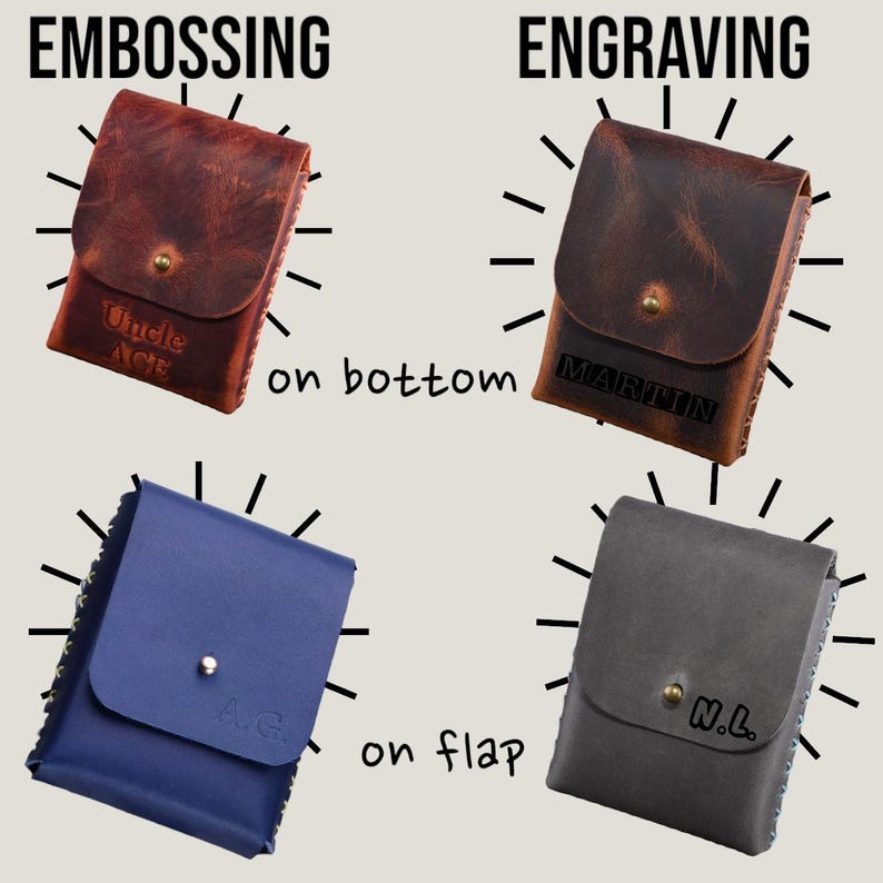 Puede incluir: Cuatro carteras de cuero con diferentes opciones de personalizaci&oacute;n. Dos carteras son marrones con texto en relieve, "Uncle Ace" y "MARTIN". Una cartera es azul con texto en relieve "A.G." y una cartera es gris con texto grabado "N.L.". Las carteras se muestran con el texto en la parte inferior o en la solapa.
