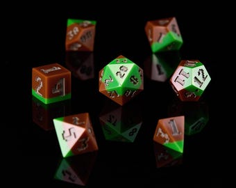 Set di dadi D&D con blocchi d'erba e bordi affilati, dadi poliedrici per giochi di ruolo.