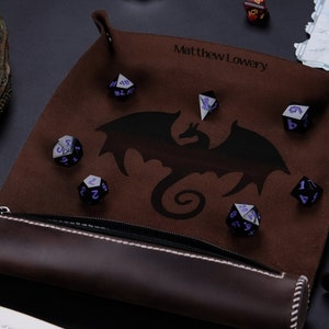 Personalisierte Würfeltablett und Aufbewahrung, Lederrollmatte mit abnehmbaren Riemen, Dungeons and Dragons Geschenk Engraving Name+Image