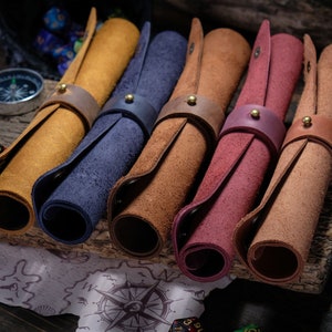 Bandeja rodante de dados, tapete rodante de cuero con correas desmontables, pergamino personalizado de dnd rodante, tapete rodante de dados, bandejas de dados RPG