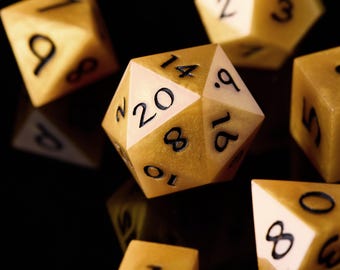 Set di dadi poliedrici dorati: dadi in resina per giochi di ruolo D&D