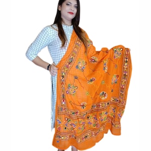 Peut inclure: Un dupatta orange vif avec des broderies colorées et des miroirs. Le dupatta est fait d'un tissu léger et présente un motif floral délicat.